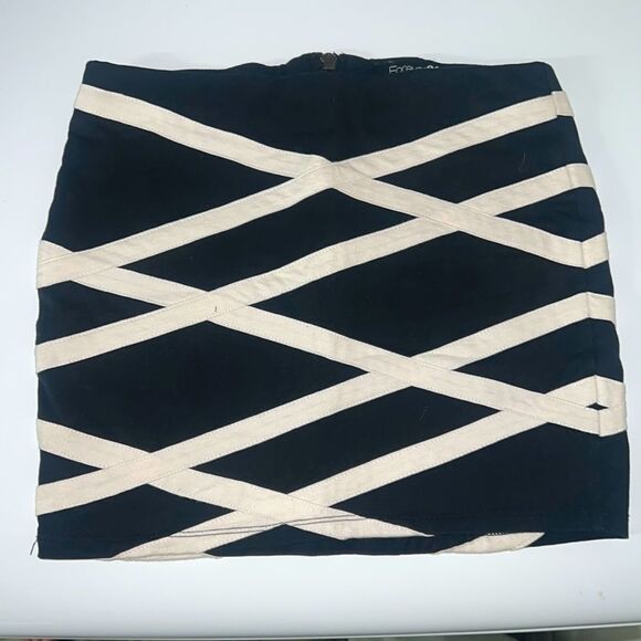 3 FOR $15 🙌🏼 Small Forever 21 Women Black w/ White criss cross lines Mini Skirt - Picture 1 of 3